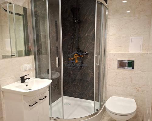 Szukasz mieszkania, które łączy nowoczesny design z doskonałą lokalizacją? To wyjątkowe, 3-pokojowe lokum o powierzchni