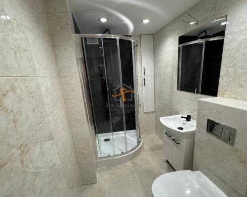 Szukasz mieszkania, które łączy nowoczesny design z doskonałą lokalizacją? To wyjątkowe, 2-pokojowe lokum o powierzchni  42 m&s