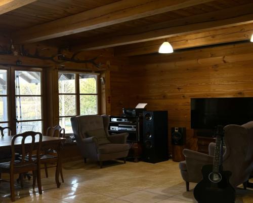 Drewniany dom z działką, sauną i garażem