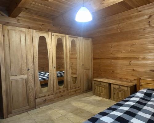 Drewniany dom z działką, sauną i garażem