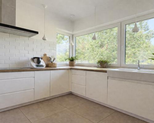 Dom w otulinie lasu blisko miasta