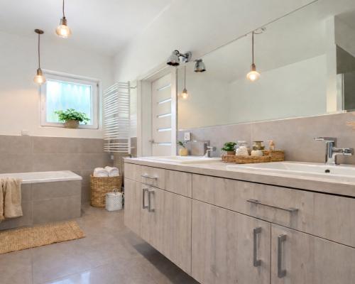 Dom w otulinie lasu blisko miasta