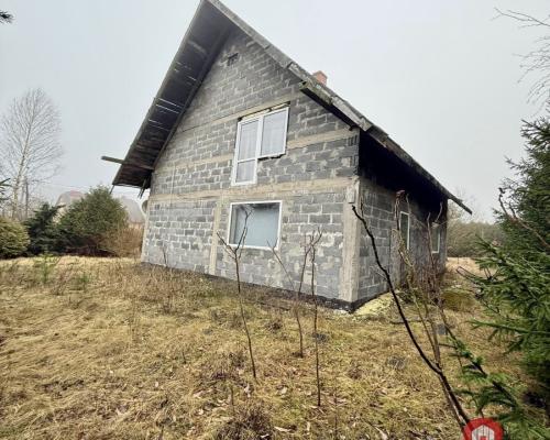 Dom w otoczeniu drzew.