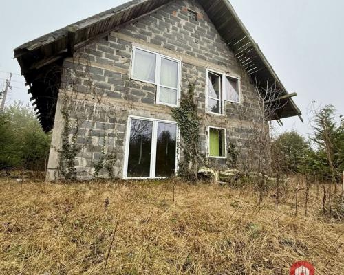 Dom w otoczeniu drzew.