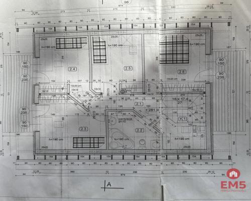 Dom w otoczeniu drzew.