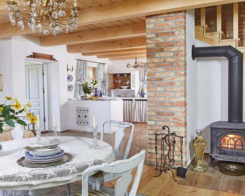 Dwa domy blisko jeziora – Serwy, gm. Płaska