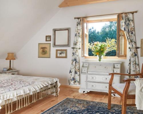 Dwa domy blisko jeziora – Serwy, gm. Płaska