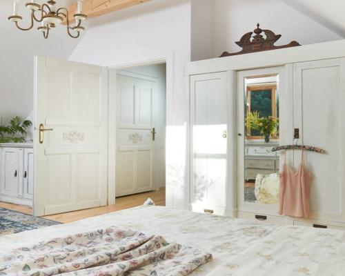 Dwa domy blisko jeziora – Serwy, gm. Płaska