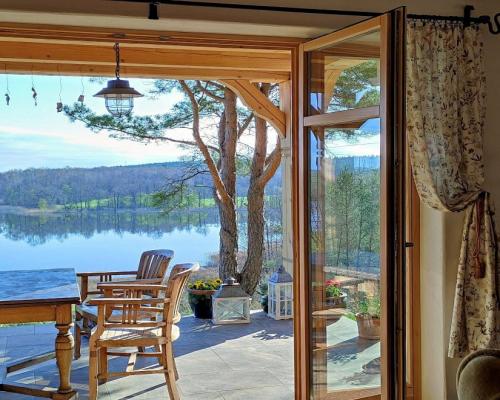 Dom nad jeziorem Pobondzie