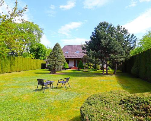 Dom z dużym ogrodem