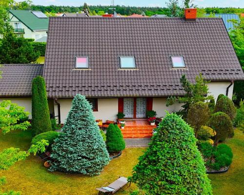 Dom z dużym ogrodem