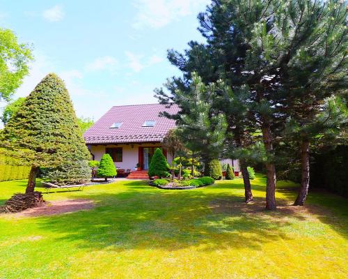 Dom z dużym ogrodem