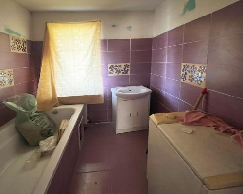 Dom,  hala, działka. Nieruchomość do wykończenia.