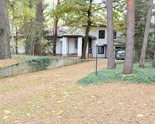 Dom w otulinie lasu blisko miasta