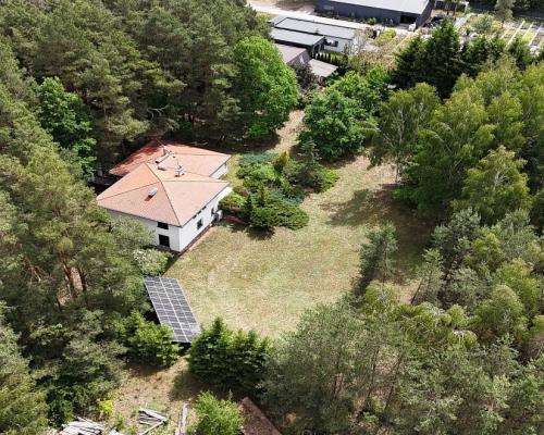 Dom w otulinie lasu blisko miasta