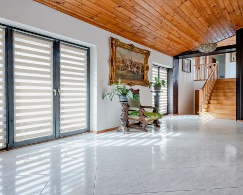 Dom w otulinie lasu blisko miasta