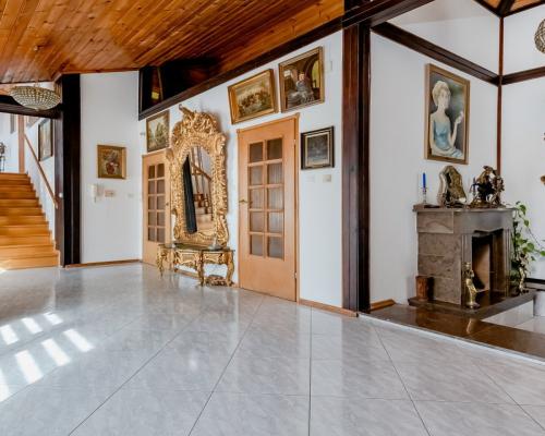 Dom w otulinie lasu blisko miasta