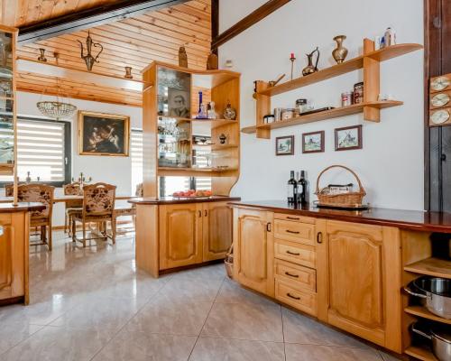 Dom w otulinie lasu blisko miasta