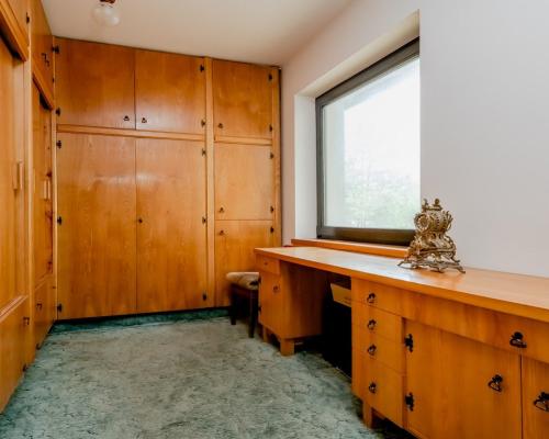 Dom w otulinie lasu blisko miasta