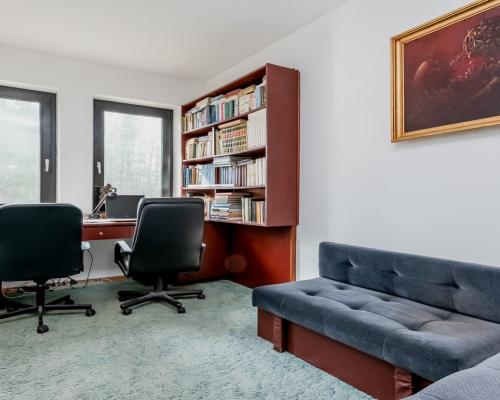 Dom w otulinie lasu blisko miasta