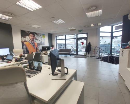 Lokal z witrynami w centrum miasta.