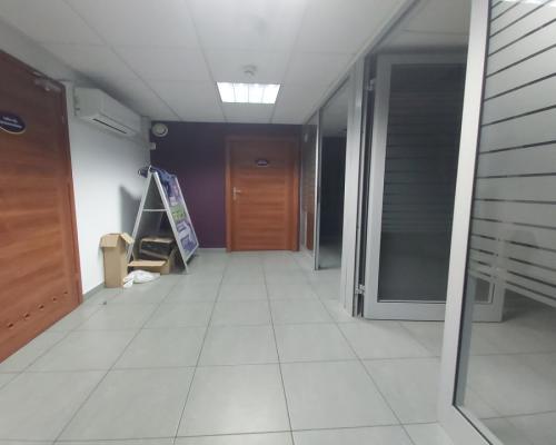 Lokal z witrynami w centrum miasta.