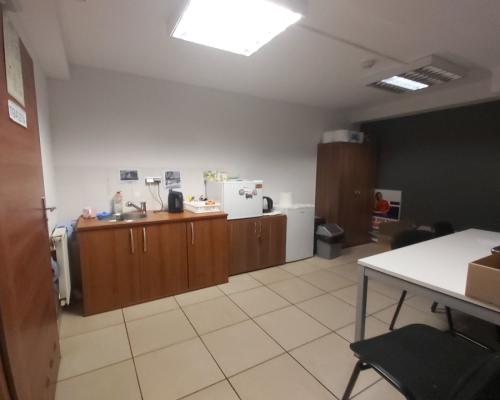 Lokal z witrynami w centrum miasta.