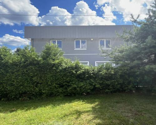 Samodzielny budynek, duże możliwości.