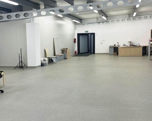 Lokale w nowoczesnym budynku