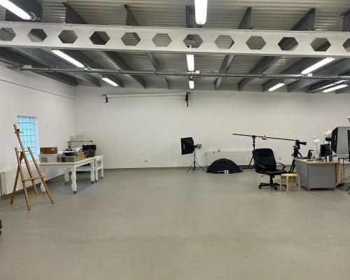 Lokale w nowoczesnym budynku