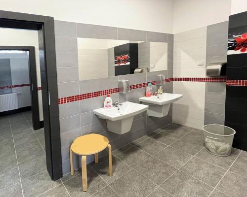 Lokale w nowoczesnym budynku