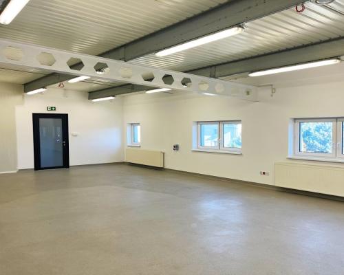 Lokale w nowoczesnym budynku