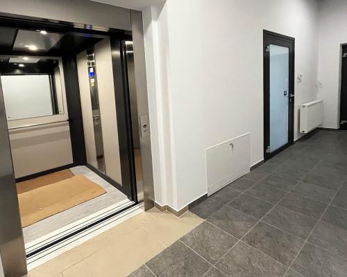 Lokale w nowoczesnym budynku