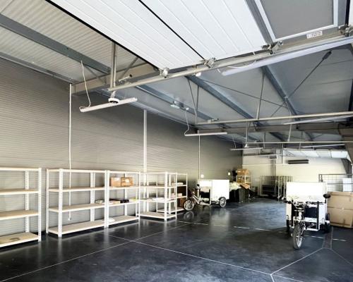 Hala z zapleczem biurowo-socjalnym, 570 m2