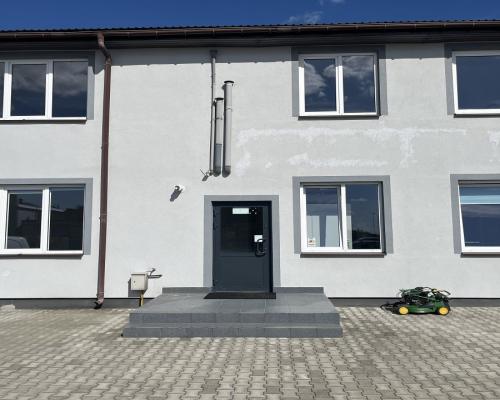 Lokal z placem  przy głównej drodze