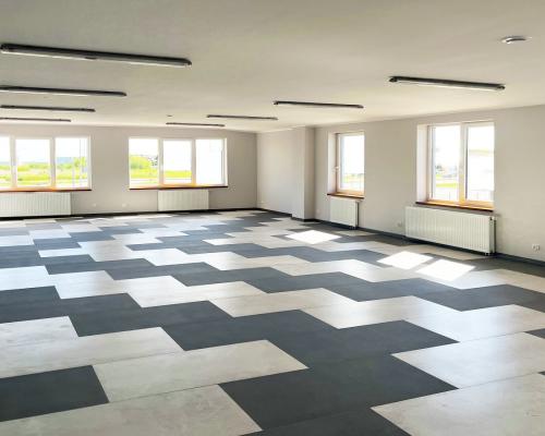 Lokal z placem  przy głównej drodze