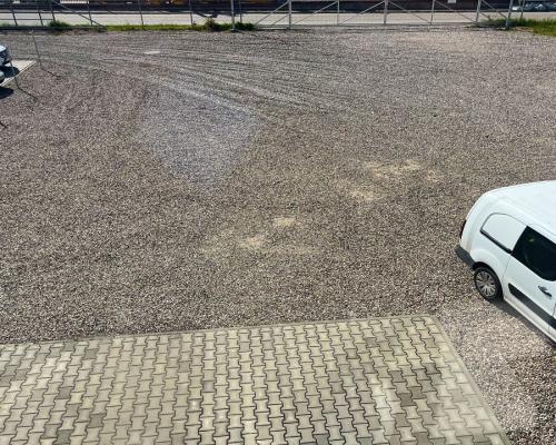 Lokal z placem  przy głównej drodze