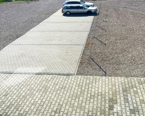 Lokal z placem  przy głównej drodze