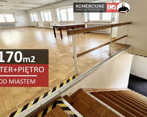 Budynek tuż pod miastem