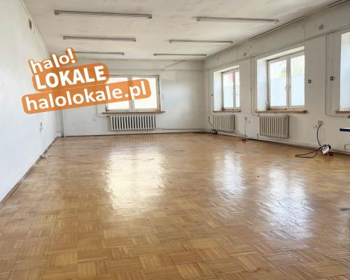 Budynek tuż pod miastem