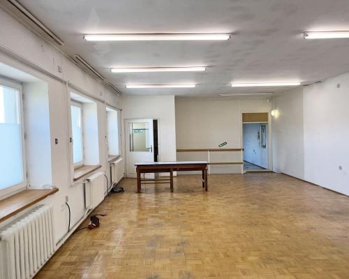 Budynek tuż pod miastem