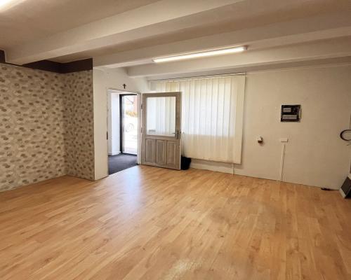 Budynek tuż pod miastem