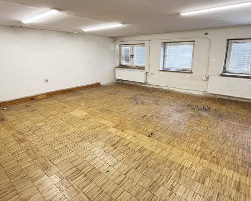 Budynek tuż pod miastem