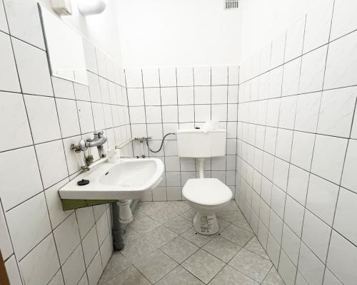 Budynek tuż pod miastem