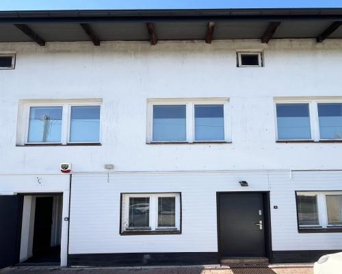 Budynek tuż pod miastem