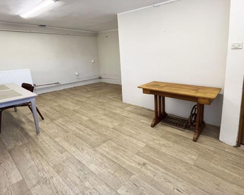 Budynek tuż pod miastem