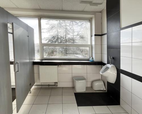 Powierzchnie biurowo-usługowe, parking, magazyn