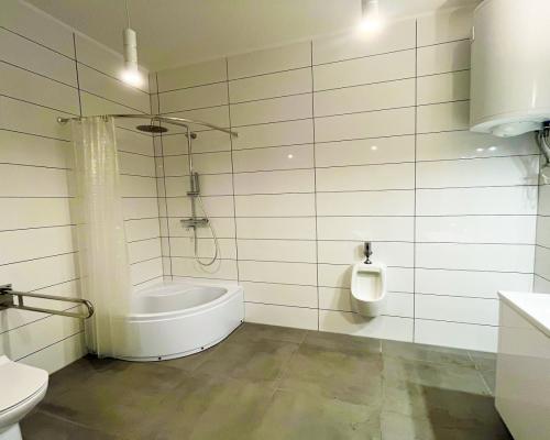 Nowoczesna hala, biura, gotowy do wynajmu.