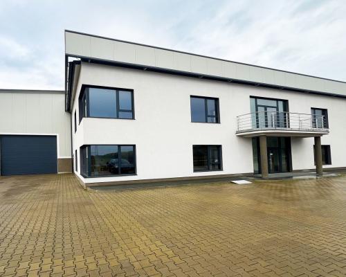 Nowoczesna hala, biura, gotowy do wynajmu.