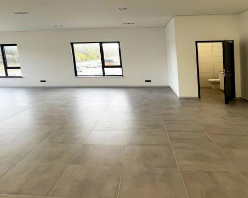 Nowoczesna hala, biura, gotowy do wynajmu.